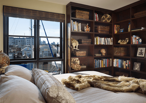 un moderno, cómodo vivo habitación con un estante para libros