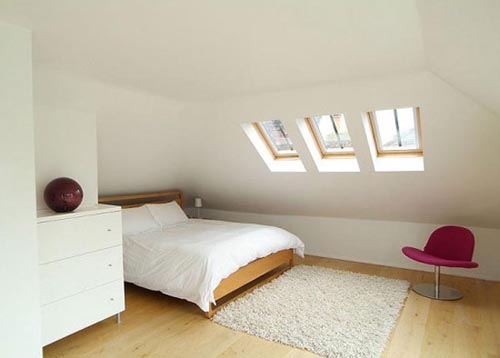 fotografia decoracion atico usado como dormitorio blanco y simple