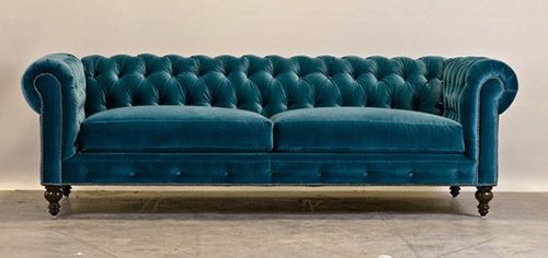 sofá de terciopelo en azul.