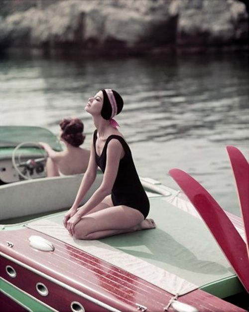 fotografia años 50 mujeres barco