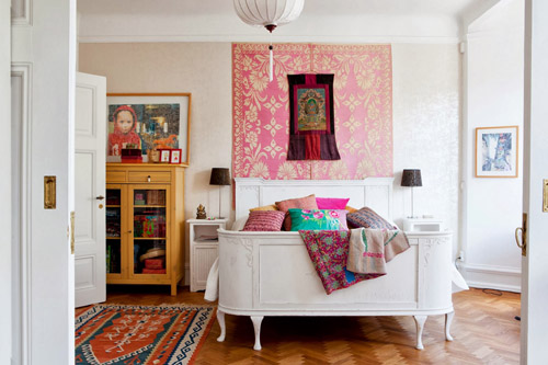 Dormitorio hippie con colores fuertes y detalles étnicos.