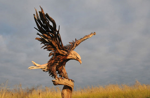 Escultura de madera águila