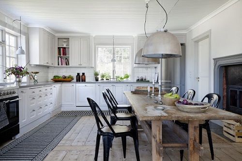 Cocina de estilo nórdico con mesa en madera original
