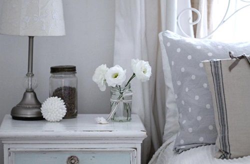 Dormitorio con flores blancas