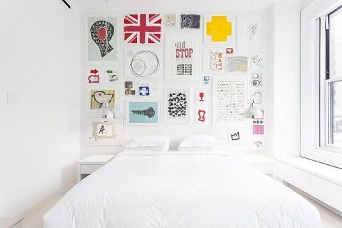 Dormitorio con collage de cuadros
