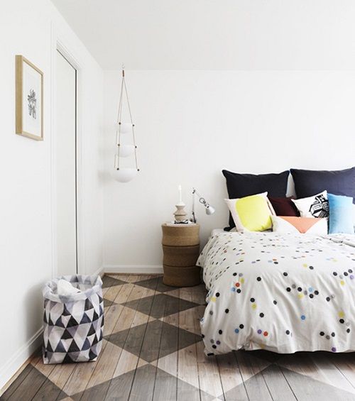 Dormitorio nórdico con cojiens coloridos