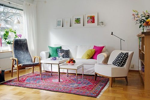 Salón escandinavo con cojines coloridos