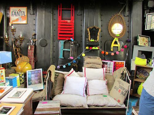sofa con cojines en tienda de decoración mercado de motores