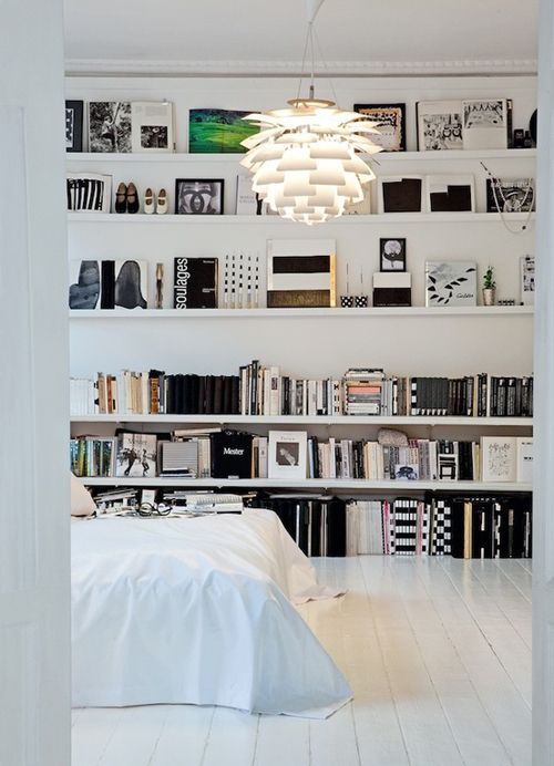 dormitorio blanco estantes libros pared