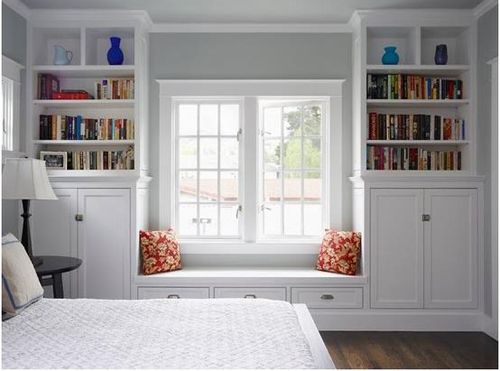 dormitorio con asiento bajo ventana blanco