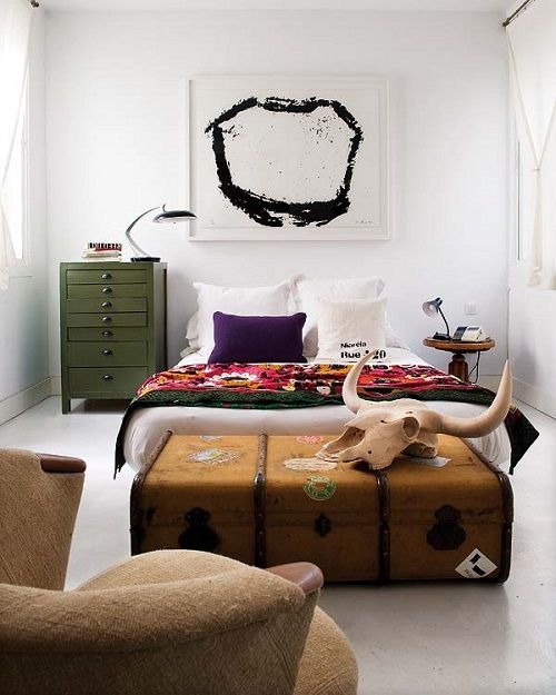 Dormitorio en blanco con toques de color
