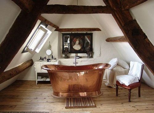 Dormitorio con bañera en cobre