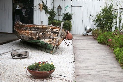 Jardín con barca envejecida