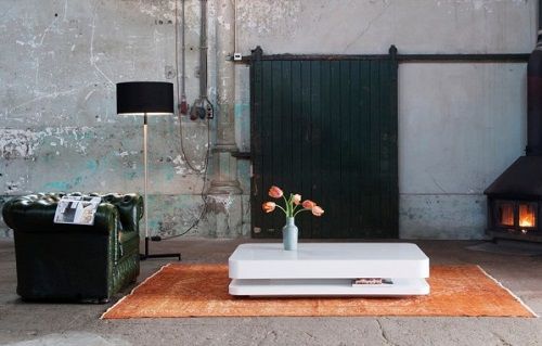 Salón industrial con mesa blanca de baja altura