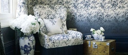 sofa, jarron y pared estampado flores