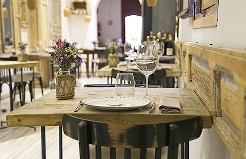 mesa interior restaurante madrid barrio de las letras