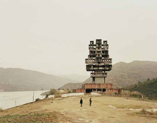 Nadav Kander, "Fengjie III (Monument to Progress and Prosperity)". Chongqing Municipality, 2007. De la muestra "Construyendo mundos. Fotografía y arquitectura en la era moderna"