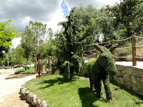 burro escultura vegetal el bosque encantado parque museo botanico madrid