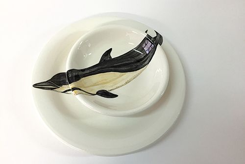 nuria blanco ceramica artesanal ilustrada vajilla delfin