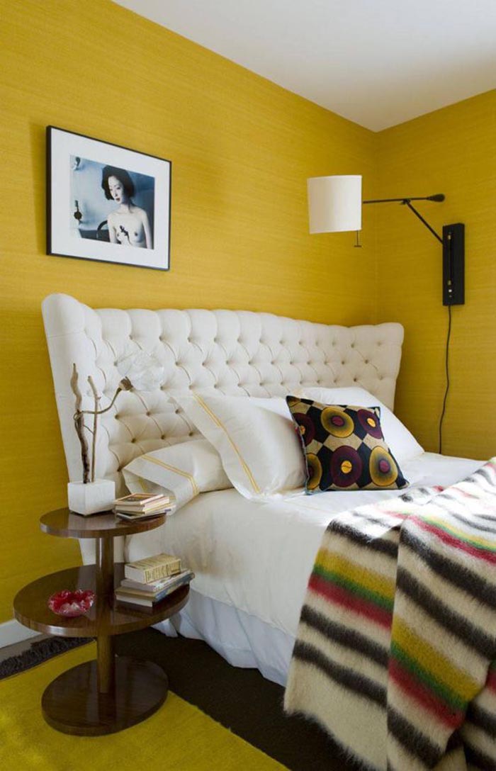 dormitorio pared color mostaza