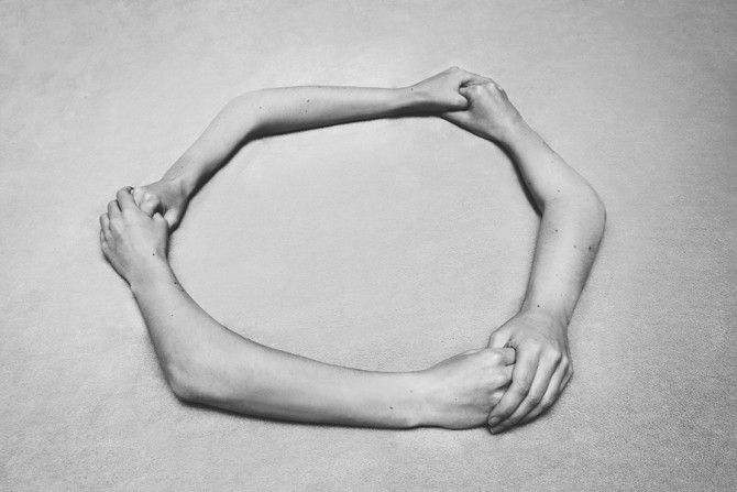 circulo vicioso tres brazos composicion surrealista fotografa angela buron