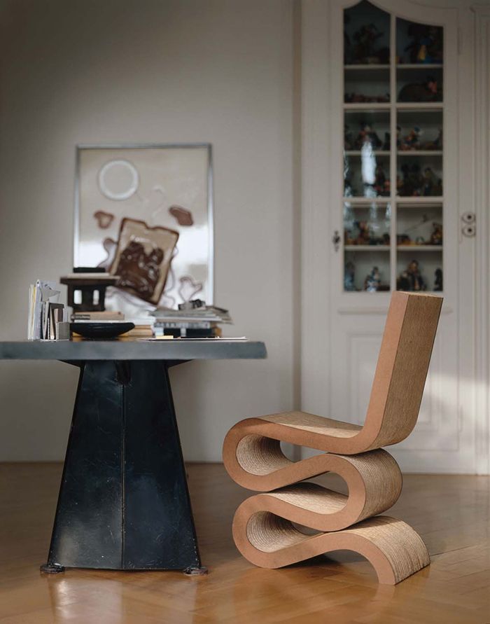 silla wiggle side chair disenada por el arquitecto frank ghery curvas en carton muebles madera silla