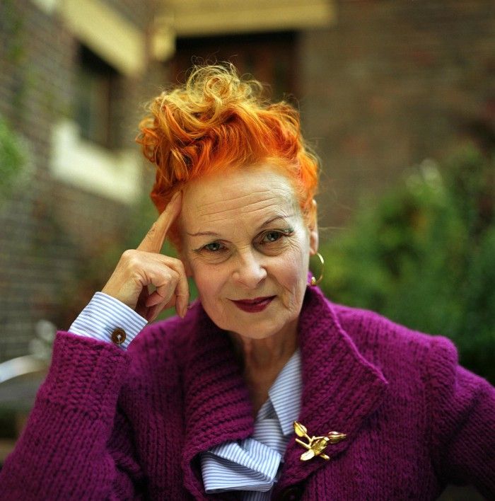 vivienne westwood diseñadora de moda inglesa punk retrato cara pelo naranja chaqueta violeta sex pistols ropa