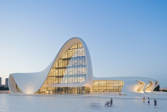 Centro de Heydar Aliyev arquitecta Zaha Hadid futurista baku azerbaijan fallecida edificio blanco curvas
