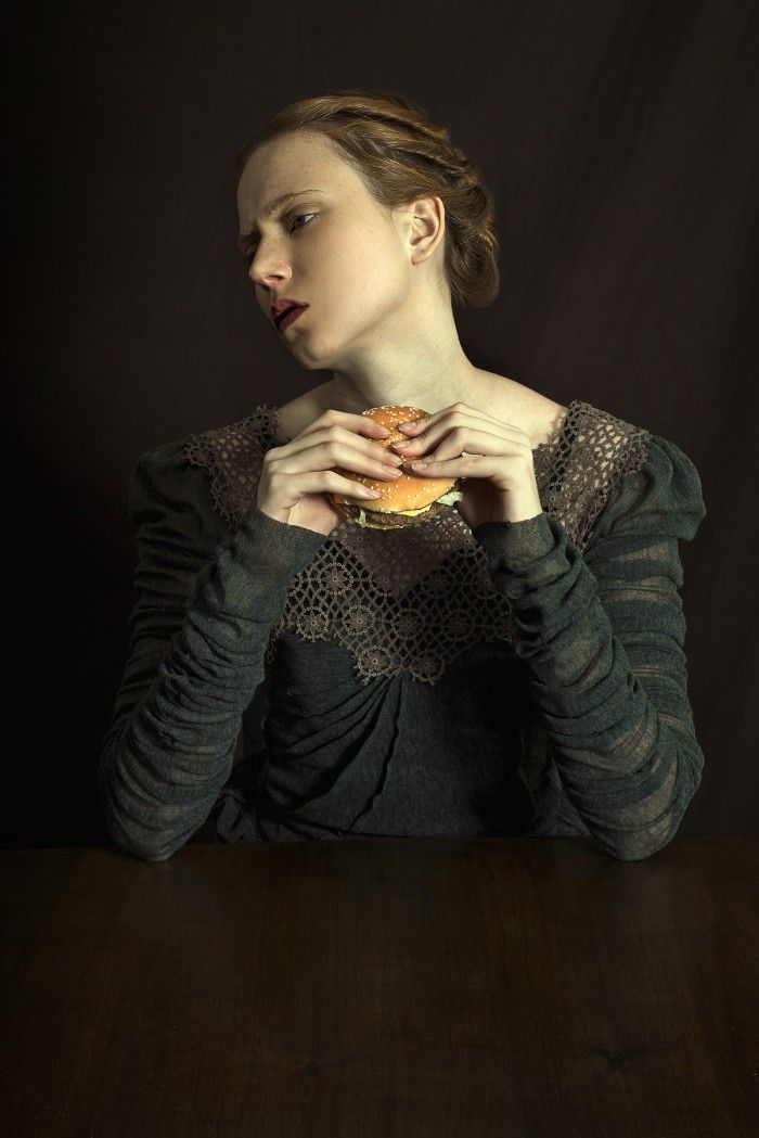 fotografia mujer renacentista comiendo hamburguesa serie pop corn fotografa argentina fotos que parecen cuadros fotografia pictorica romina ressia