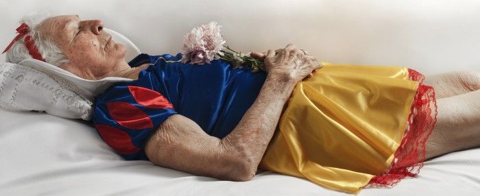 fotografia no es sobre la muerte anciana disfrazada blancanieves ataud entierro fotografa argentina romina ressia foto que parece un cuadro pictorica