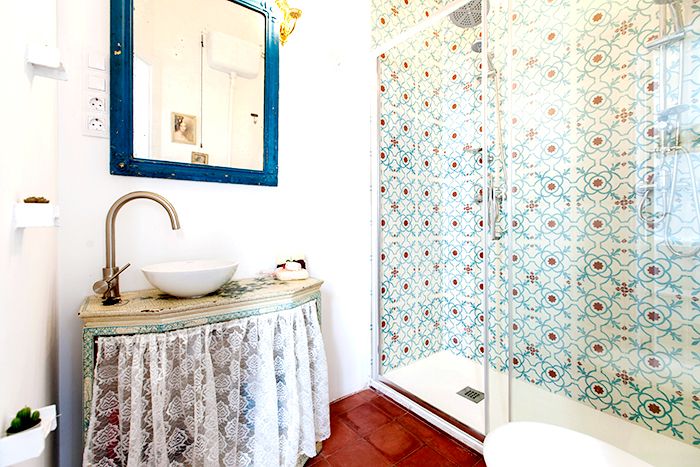 baño azulejos restaurado antiguo lavabo mueble