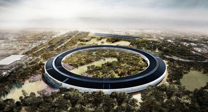 arquitectura futurista en forma de anillo en entorno natural ecosostenible innovador