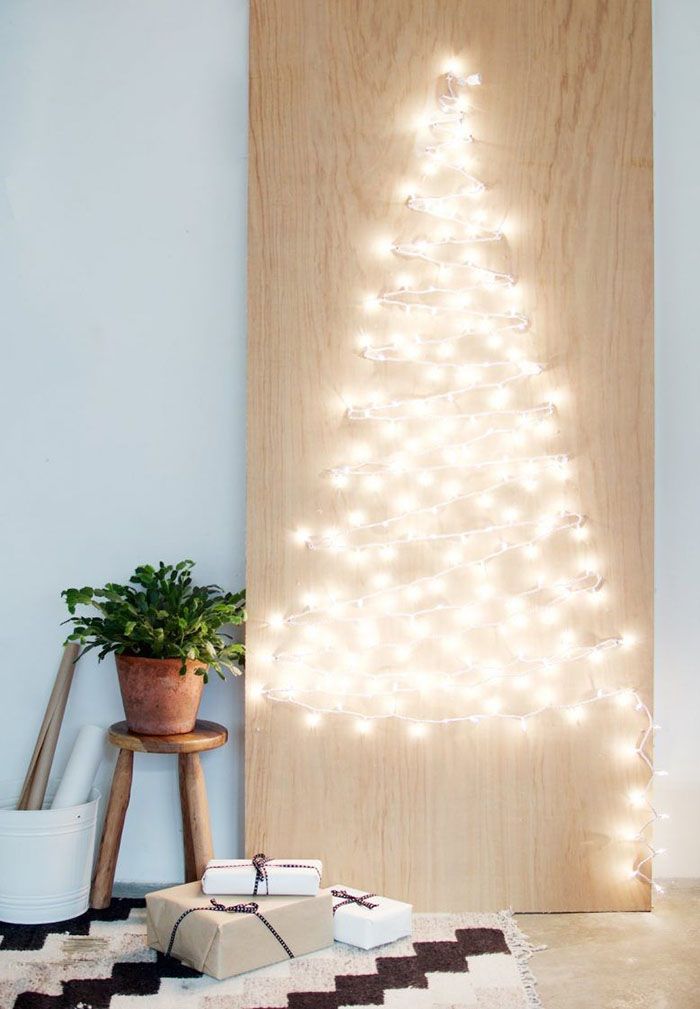 pino navideño con luces blancas