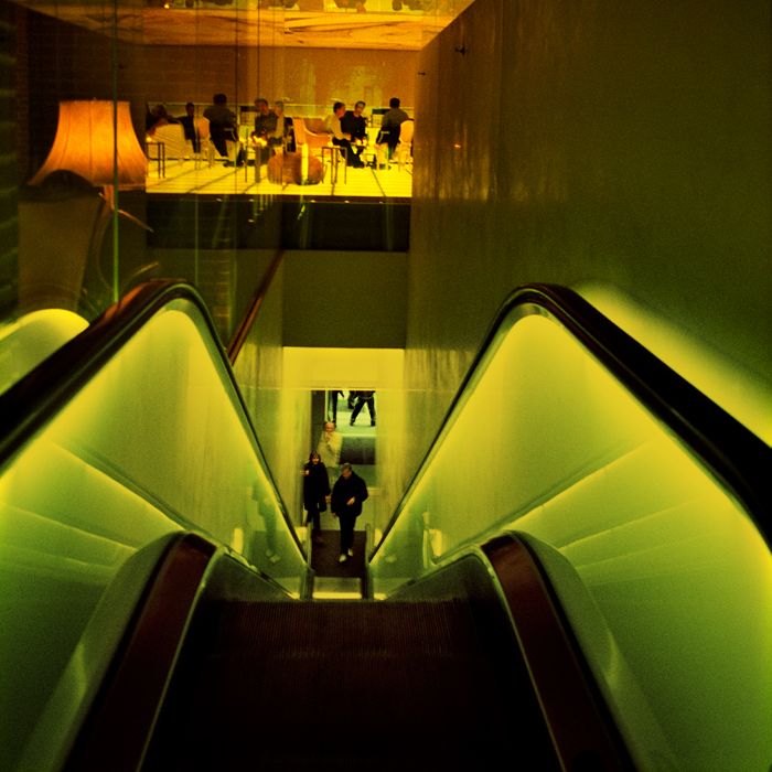 escaleras mecanicas restaurante luz amarilla verdosa