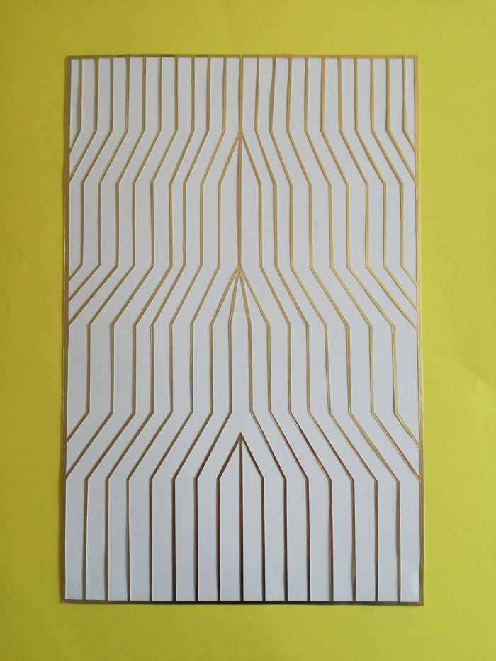 Arte abstracto marco amarillo con lineas doradas simetricas