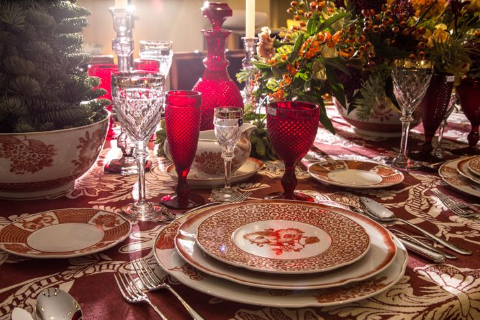 mesa navidad decorada con porcelana y vajilla cristal decorador