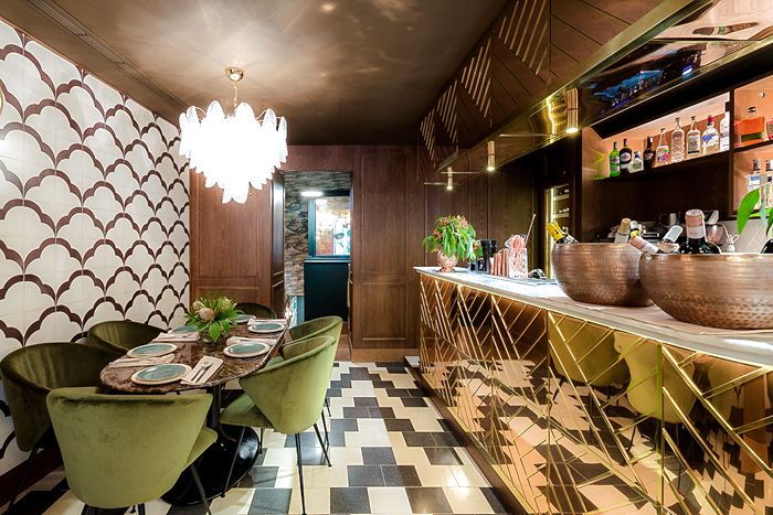 barra dorada con formas geometricas restaurante hindu madrid