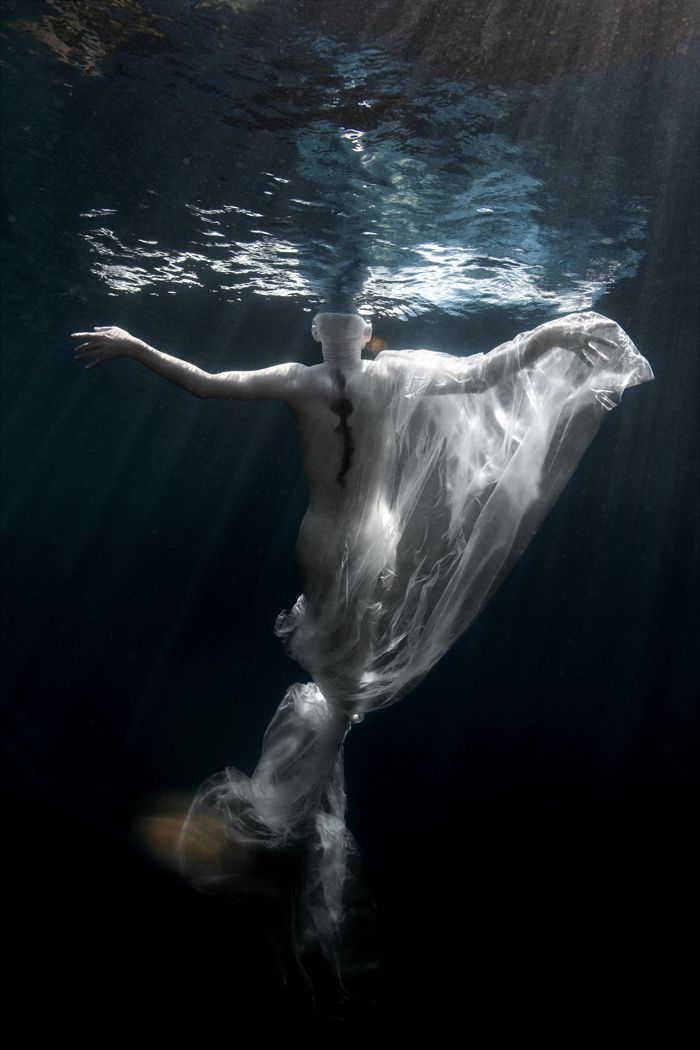 bailarina en piscina foto artistica