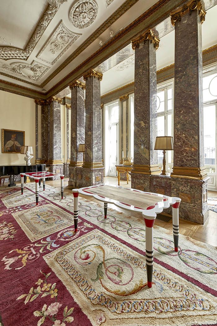 salon clasico marmol con mesas diseño ERA estilo memphis
