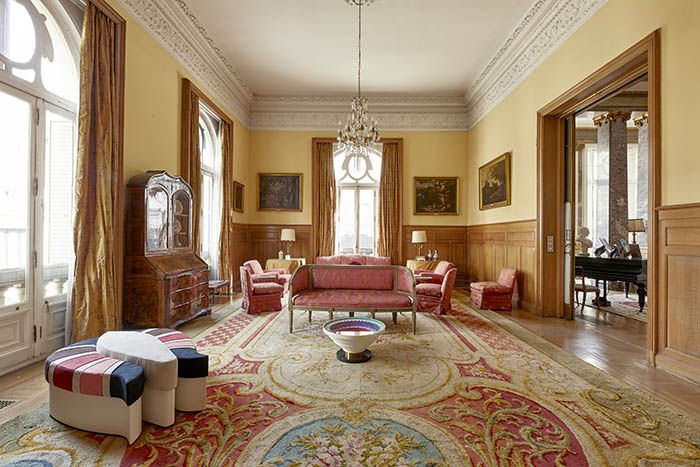 embajada italiana alfombra clasica con mesa y puff diseño memphis