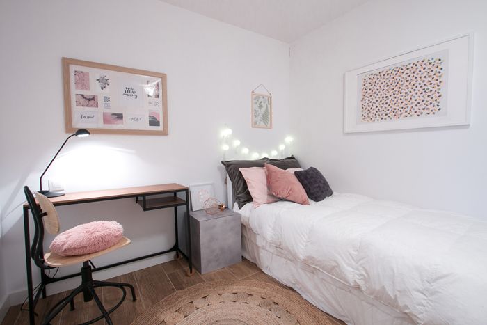dormitorio con escritorio tonos rosados