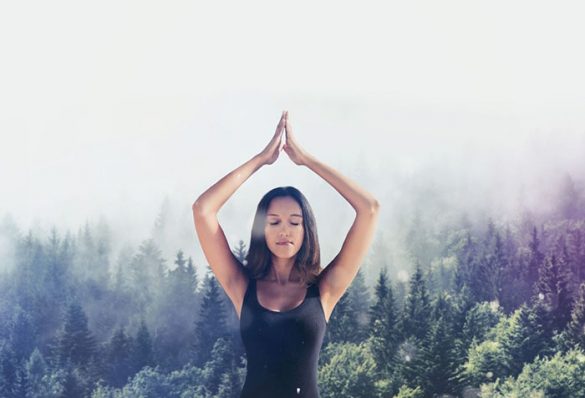 mujer joven haciendo yoga naturaleza