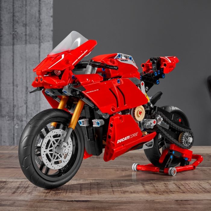 Maqueta de moto Ducati en LEGO