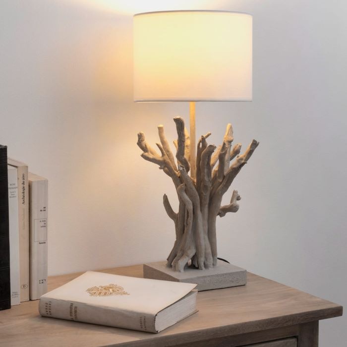 Regalo de amigo invisible una lámpara imitando la madera de un árbol, de Maisons du Monde