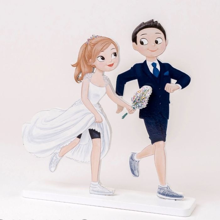 Figura de madera para la tarta de los novios de una boda