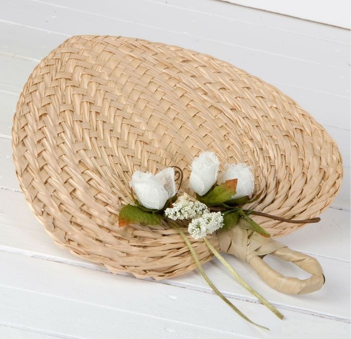 Paipay-hoja-de-palma-adornado-con-portatarjetas para regalar en las bodas