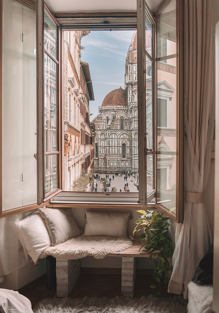 Ventanal en dormitorio con vistas a la Piazza Duomo