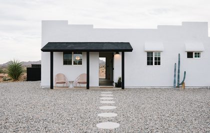 Fachada estancia de estilo minimalista con patio