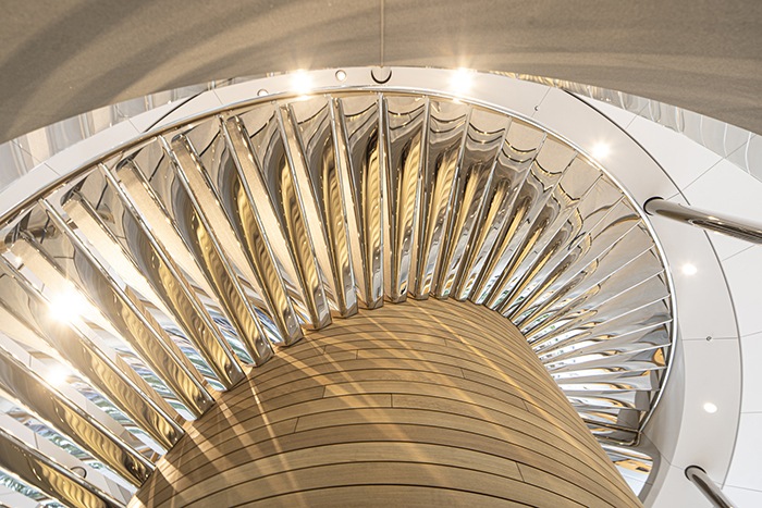 Ganador concurso arquitectónico ArchDaily 2021 escaleras interiores brillantes