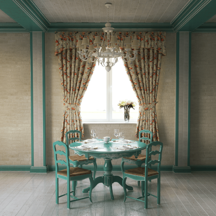 Mesa-y-sillas-con-cortinas-floreadas-de-estilo-provenzal